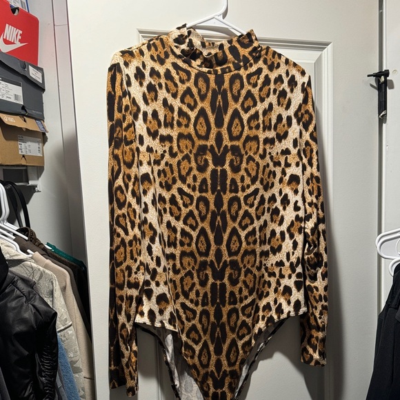 SHEIN Tops - SHEIN Leopard Pattern Long Sleeve Bodysuit